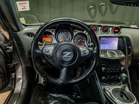 Used 2018 Nissan 370Z Coupe RWD image 16