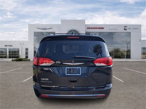 Used 2017 Chrysler Pacifica Touring-L image 4