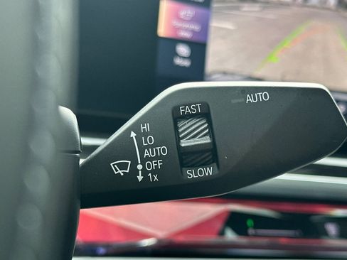 Used 2025 BMW 740i w/ Premium Package image 34