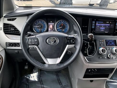Used 2017 Toyota Sienna XLE image 5