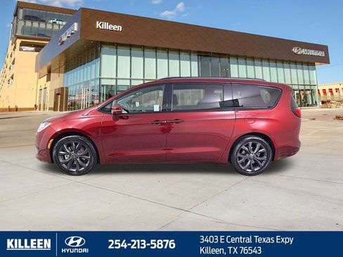 Used 2019 Chrysler Pacifica Limited w/ Advanced Safetytec Group FWD image 3