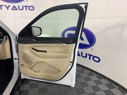 Used 2023 Jeep Grand Cherokee 4WD 4xe w/ Luxury Tech Group II image 40