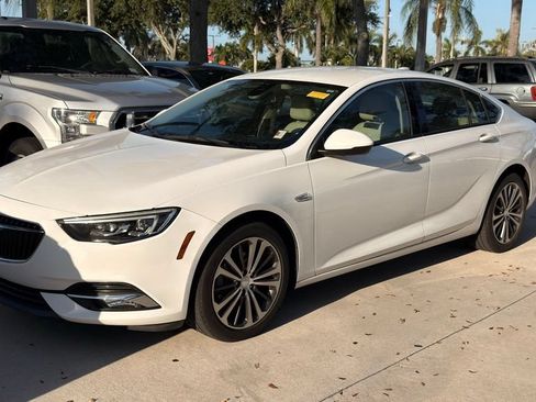 Used 2019 Buick Regal Essence w/ Driver Confidence Package I FWD image 2