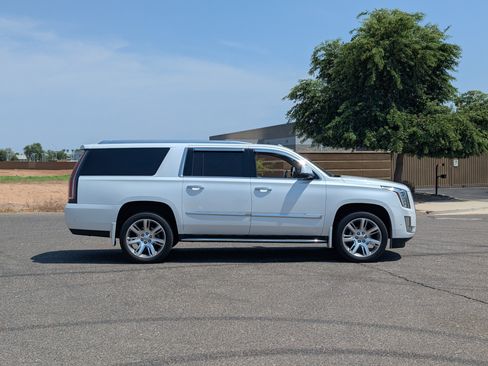 Used 2017 Cadillac Escalade ESV Luxury AWD/4WD image 2