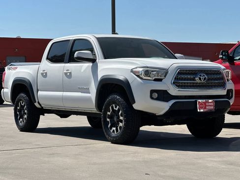 Used 2016 Toyota Tacoma TRD Off-Road w/ Premium & Technology Package image 10