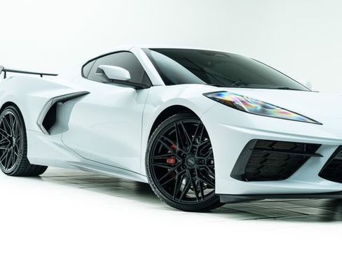Used 2024 Chevrolet Corvette Stingray Preferred Cpe w/ Z51 Performance Package RWD image 3
