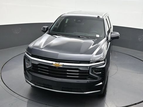 Used 2025 Chevrolet Suburban LS RWD image 23