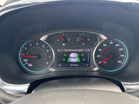 Used 2023 Chevrolet Traverse LT image 1