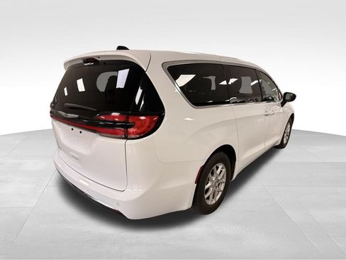 Used 2024 Chrysler Pacifica Touring-L FWD image 5