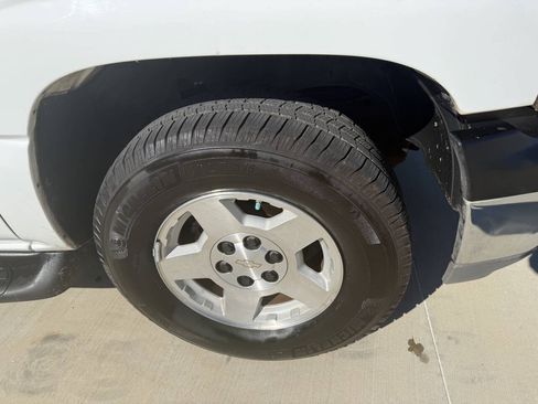 Used 2004 Chevrolet Tahoe LS w/ Cargo Package RWD image 8