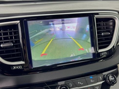 Used 2023 Chrysler Pacifica Touring-L FWD image 15