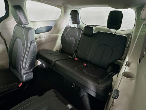 Used 2023 Chrysler Pacifica Touring-L image 28