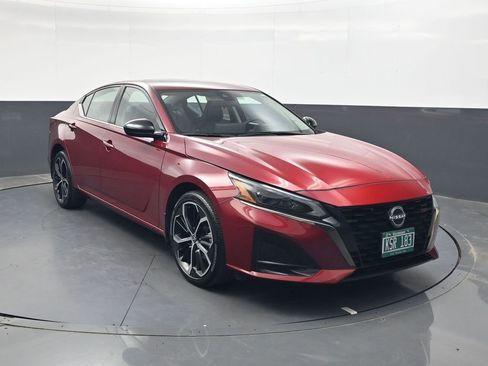 Used 2024 Nissan Altima 2.5 SR w/ SR Premium Package AWD/4WD image 2