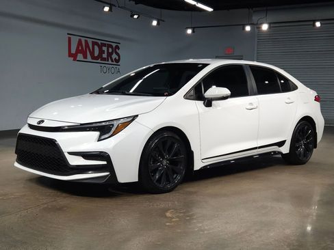 Used 2024 Toyota Corolla SE image 3