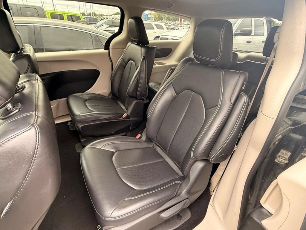 Used 2024 Chrysler Pacifica Limited FWD image 12
