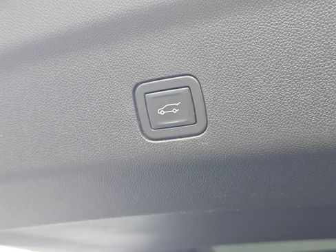 Used 2023 Chevrolet Suburban Z71 AWD/4WD image 17
