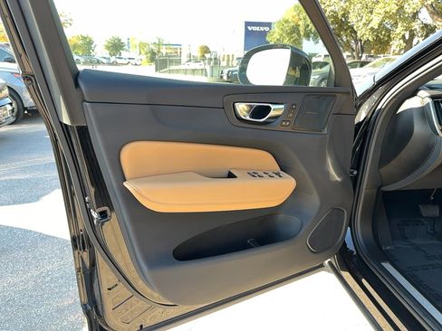 Used 2022 Volvo XC60 B5 Inscription w/ Climate Package image 11