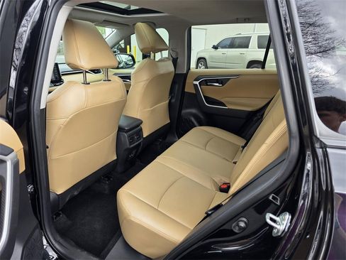 Used 2020 Toyota RAV4 XLE Premium image 25