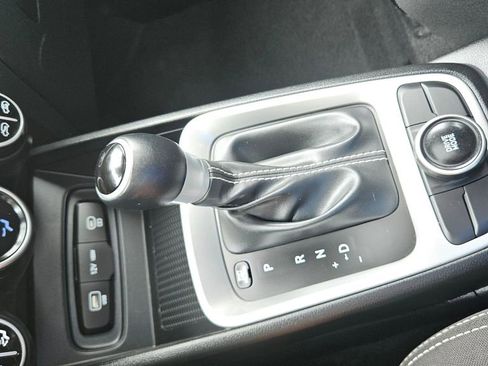 Used 2025 Hyundai Venue SEL FWD image 28