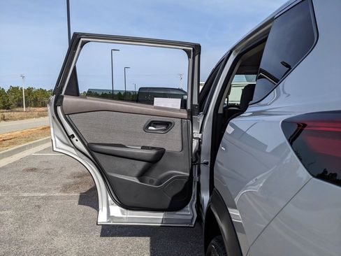 Used 2023 Nissan Rogue SV image 51