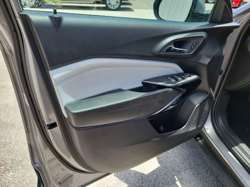 Certified 2025 Chevrolet Trax LT w/ LT Convenience Package FWD image 18