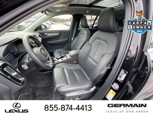 Used 2025 Volvo XC40 B5 Plus image 12