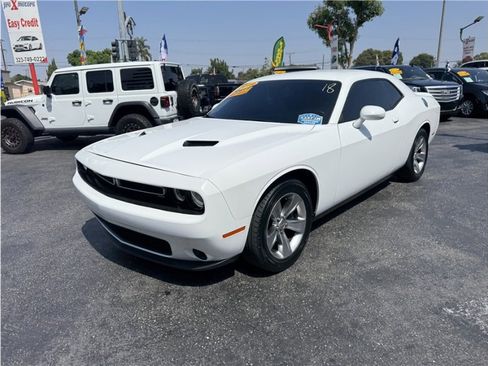 Used 2019 Dodge Challenger SXT image 3