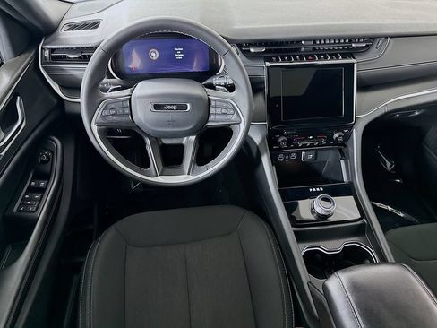 Used 2025 Jeep Grand Cherokee Laredo X AWD/4WD image 4