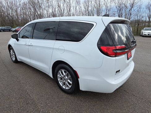 Used 2024 Chrysler Pacifica Touring-L image 6