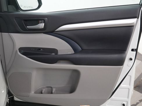 Used 2019 Toyota Highlander XLE FWD image 9