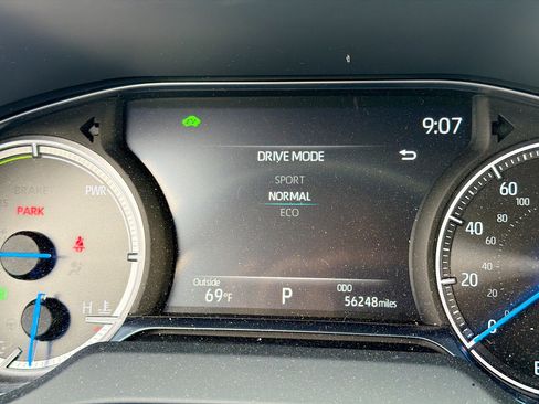 Used 2022 Toyota Venza XLE image 28