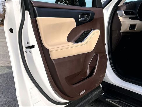 Certified 2022 Toyota Highlander XLE image 22