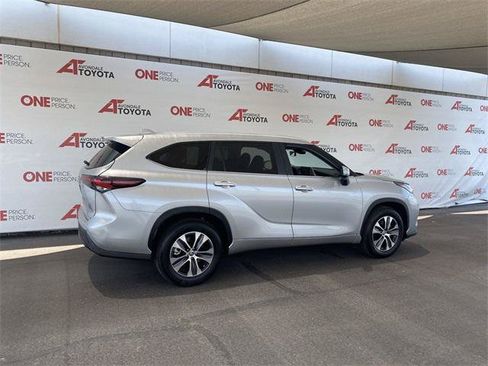 Certified 2024 Toyota Highlander XLE FWD image 4