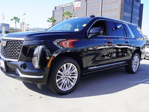 Used 2026 Cadillac Escalade ESV Luxury RWD image 4