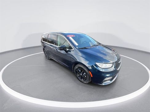 Used 2024 Chrysler Pacifica Touring-L image 2