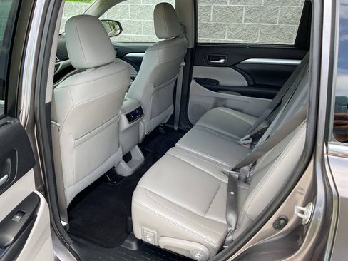 Used 2015 Toyota Highlander XLE AWD/4WD image 32