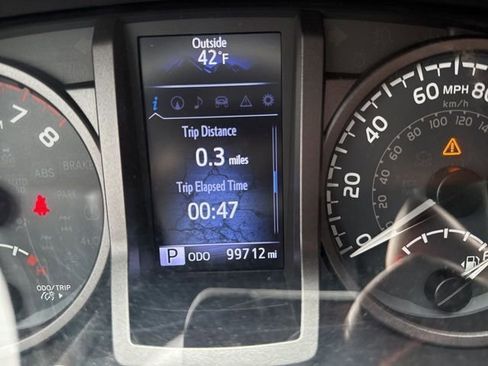 Used 2018 Toyota Tacoma TRD Sport w/ Technology Package image 12