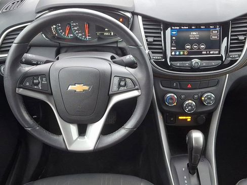 Certified 2022 Chevrolet Trax LT w/ LT Convenience Package image 12