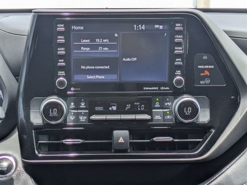 Used 2022 Toyota Highlander LE FWD image 21