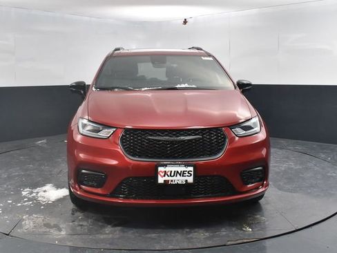 New 2026 Chrysler Pacifica Select image 2