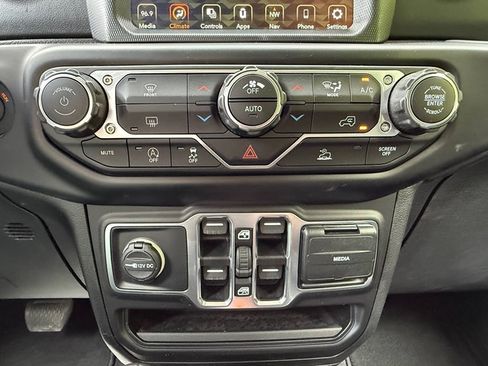 Used 2020 Jeep Gladiator Overland AWD/4WD image 23
