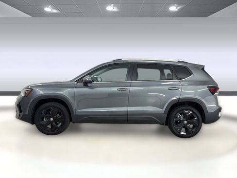 Used 2025 Volkswagen Taos SE w/ Panoramic Sunroof Package FWD image 2