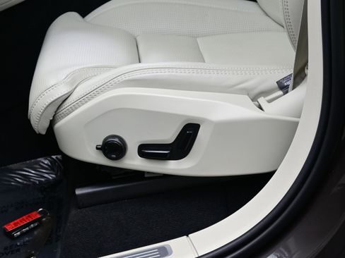 Used 2025 Volvo XC90 B6 Ultra w/ Protection Package image 12