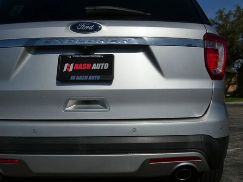 Used 2017 Ford Explorer XLT w/ Equipment Group 202A image 9