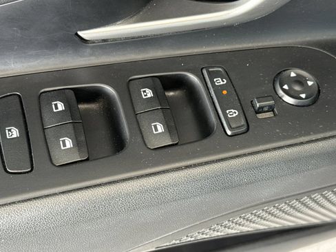 Used 2025 Hyundai Elantra Limited FWD image 18