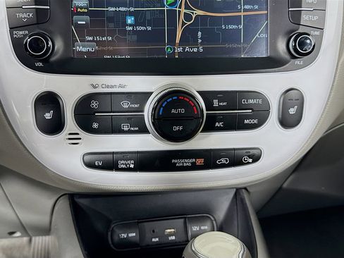 Used 2016 Kia Soul EV FWD image 14