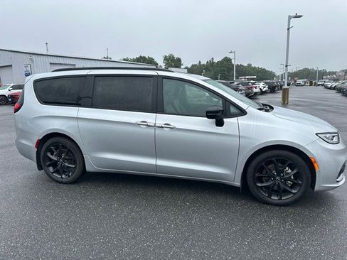Used 2026 Chrysler Pacifica Limited w/ S Appearance Package FWD image 4