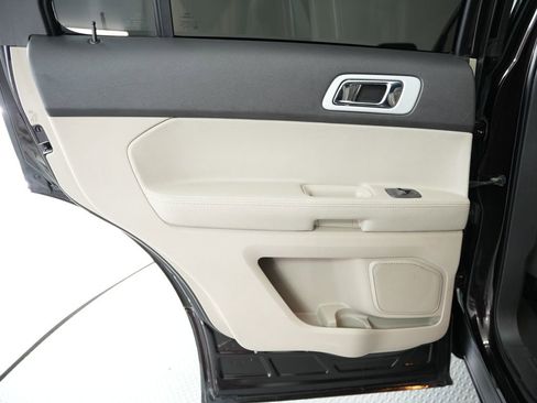 Used 2013 Ford Explorer XLT image 35