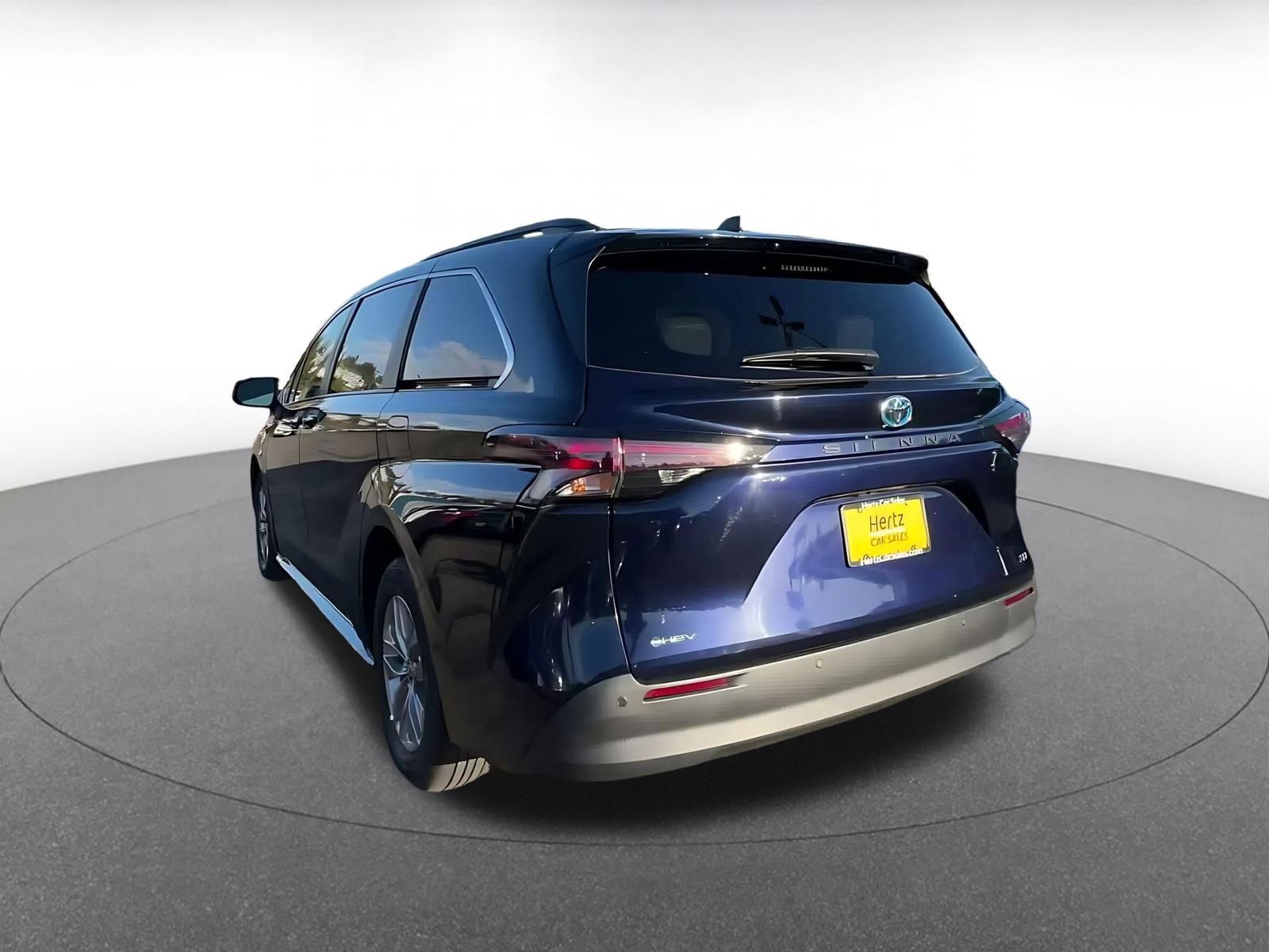Used 2025 Toyota Sienna XLE FWD image 14