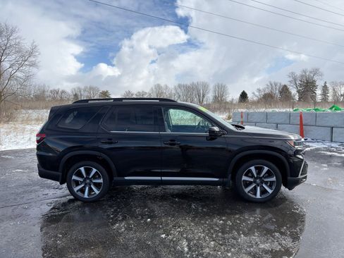 Used 2025 Honda Pilot Touring image 9